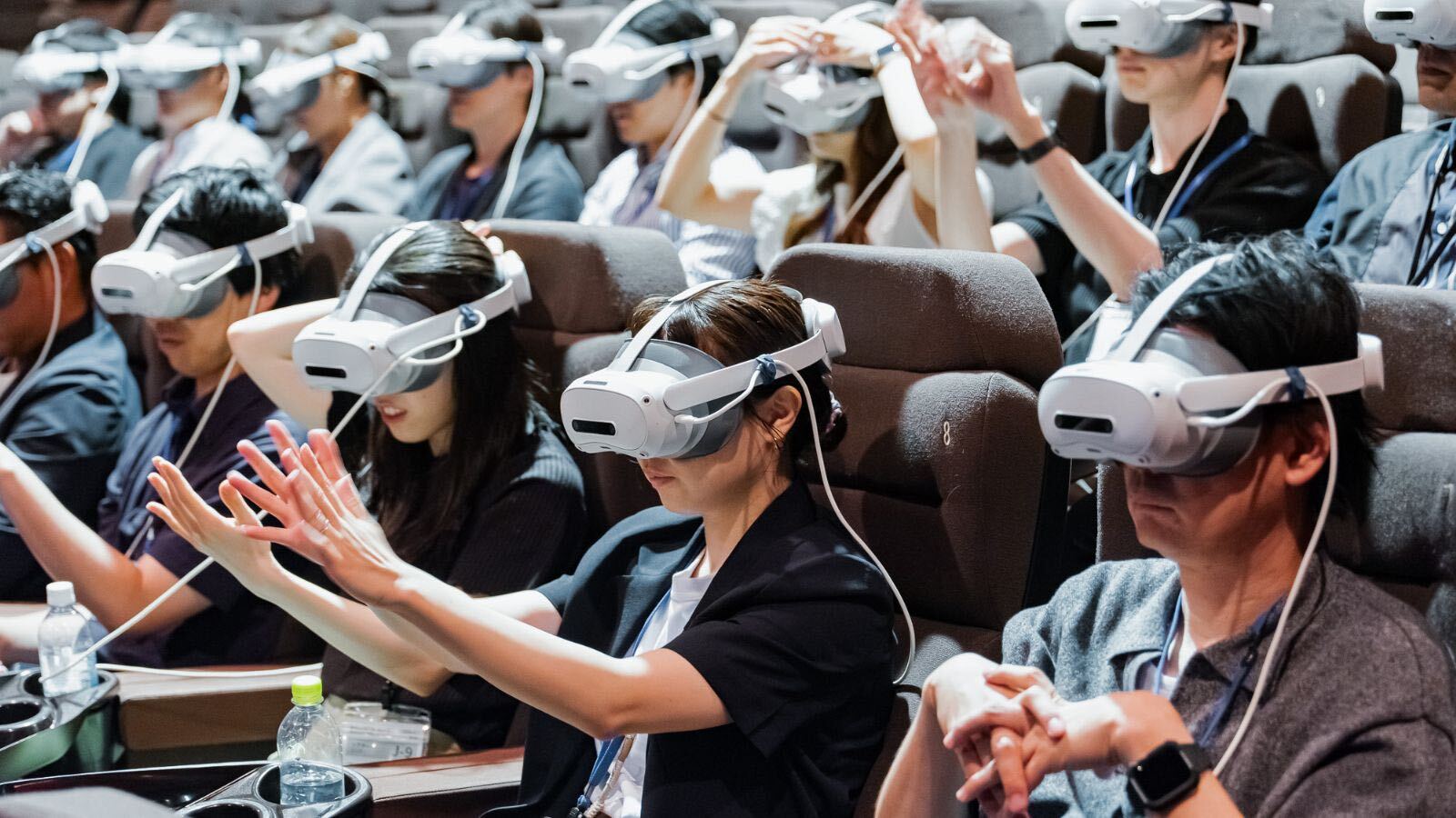 VRゴーグルを装着して体験する様子